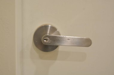 Hem güvenlik hem de zarafet için tasarlanmış sağlam kapı kolu mükemmel bir son dokunuştu.