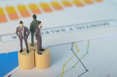 Büyüme Eğilimlerini Birlikte Analiz Eden kullanıcılar - Başarı İçin Stratejik Planlama