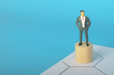Kendine güvenen İşadamı Uzun Ayaklı, somutlaşmış Liderlik ve Profesyonel Giyimde Başarı