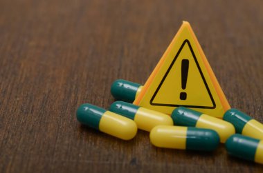 Görüntü, ilacın potansiyel yan etkileri veya kötüye kullanımı hakkında bir uyarı ve farkındalık mesajı iletiyor.