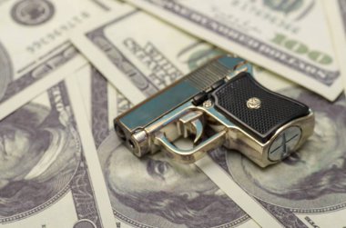 Para, Silahlar ve Çatışma ve Tehlikenin Yükselen Gelgiti