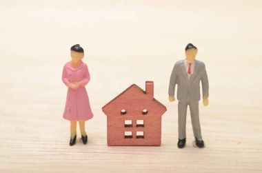 Bu resim, yeni bir ev ya da aile satın almış bir çifti sembolize edebilir..