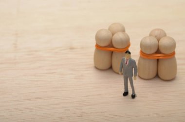 Para biriminin varlığı, insan kaçakçılığının ardındaki mali motivasyonları vurguluyor ve savunmasız bireylerin kâr amaçlı olarak sömürüldüğünü vurguluyor.