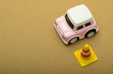 Görüntü ayrıca yol güvenliğinin ve trafik kurallarına uymanın kişinin ve diğerlerinin güvenliğini sağlamak için önemini de ortaya koyuyor..