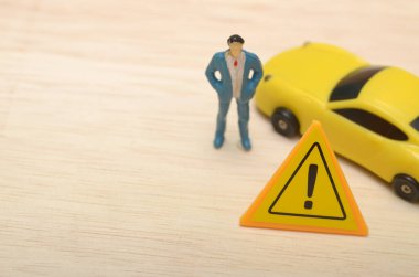 İş adamları araba dolandırıcılığı uyarısı ve ciddi tartışmalar ile uyarı levhası