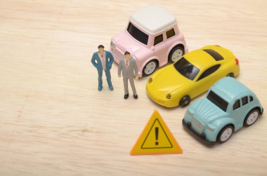 İş adamları araba dolandırıcılığı uyarısı ve ciddi tartışmalar ile uyarı levhası