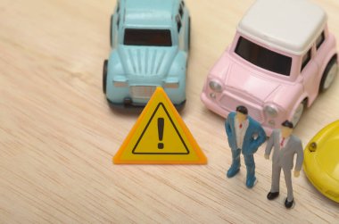 Araba Dolandırıcılığı Uyarı: İşletme Ekibi Tehlike ve Dolandırıcılığı Önleme Sembolize Ediyor