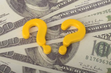 Mali Belirsizliğin Anlanması: Soru İşareti ve USD Para Arkaplanı Ekonomik Kararları Sembolize Ediyor
