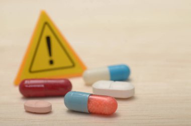 Uyuşturucu Bağımlılığının Tehlikesi: Uyarı İşaretleri ve İlaç Kapsülleri