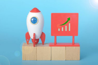 Ocket Oyuncak ve Yukarı Grafik İşareti: Büyümeyi ve Başarıyı Sembolize Etme