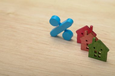 Renkli Ahşap Evler Ev Sahipliğini, Gayrimenkul Maliyetlerini ve İpotek Oranlarını Temsil Ediyor