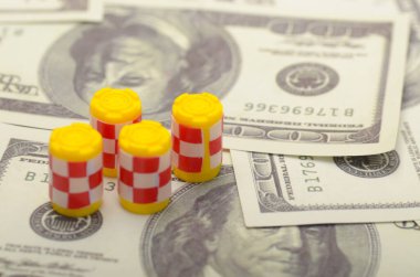 Görüntü, petrol kavramını, küresel piyasaları ve ekonomileri etkileyen değerli bir mal olarak anımsatıyor..