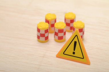 Variller tehlikeli maddeleri ya da potansiyel patlayıcı maddeleri sembolize edebilir..