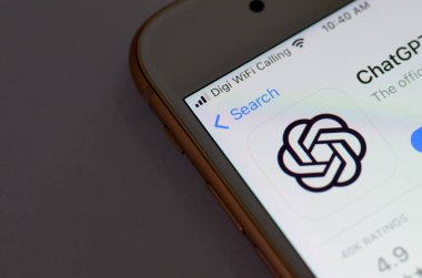 Klang, Malezya: 5 Ocak 2025: Görüntü, ChatGPT 'nin mobil cihazlarla artan popülerliğini ve erişilebilirliğini vurguluyor.