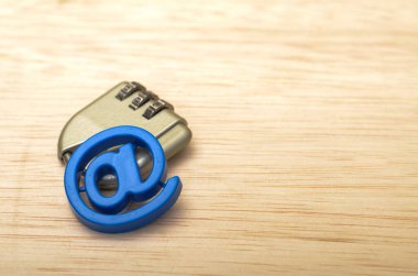 Görüntü, çevrimiçi güvenliğe öncelik verilmesi ve kişisel bilgilerin korunması yönünde adımlar atılması için görsel bir hatırlatma görevi görüyor..