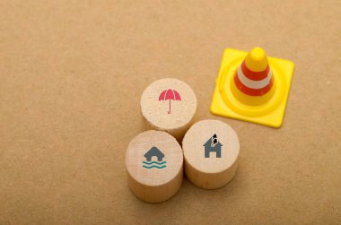 Evinizi Koruyun: Ahşap Bloklar Depolama Evi, Yangın ve Trafik Konili Şemsiye