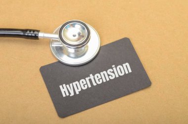 Yüksek Tansiyon Konsepti: Yüksek Kan Basıncını Vurgulayan Kelime ile steteskop