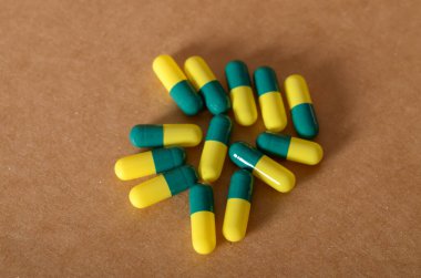 Kırmızı Arkaplan Güvenlik Uyarı Konseptine Karşı Minyatür Tedbir Barikatı..