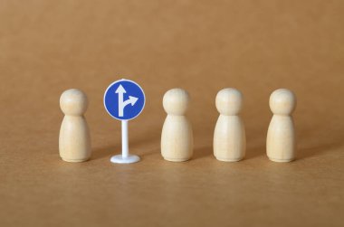 Tahta Tahta Tahta Şekiller Yönlendirme İşareti ile Bir Karar Noktasına Karşı