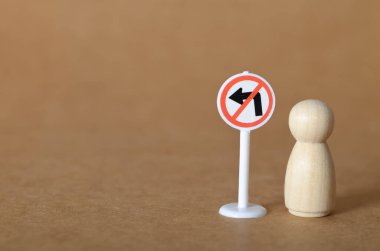 Kısıtlı Yol: Yalnız Tahta Bir Şekil ve Sola Dön İşareti Yok