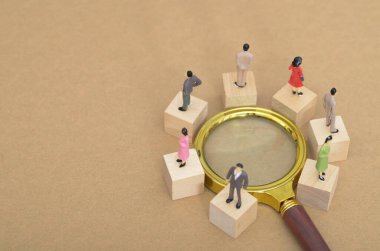 Büyüteç ve Minyatür Şekiller ile aliten Arama ve İşe Alma Konsepti