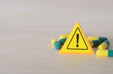 İlaç Uyarısı: Dağılmış Kapsüllerle Sarı Uyarı İşareti