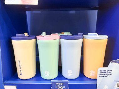 Klang, Malezya: 20 Mart 2025 - Mağazalar İçin Duvara Bağlı Tarayıcı Basit Fiyat Denetimi.