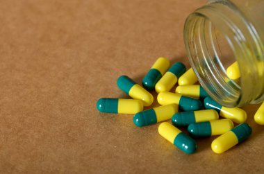 Açık Kahverengi Arkaplana Dağılmış Tıp Kapsüllerinin Yakın Çekimi