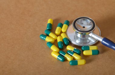 Eczacılık Merakı: Kapsüller ve Steteskop Sağlık Bakım Kararlarını Temsil Ediyor