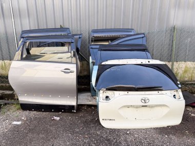 Klang, Malezya: 27 Mart 2025 - Kullanılmış Toyota Estima Araba Kapıları ve Arka Kapak Satılık.