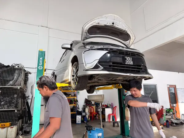 Klang, Malezya: 27 Mart 2025 - Araç Bakımı: Otomobil Tamirhanesi Sorunları