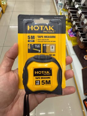 Klang, Malezya: 27 Mart 2025 - HOTAK Pro Aletleri Otomatik Kilitlenme Özellikli Perakende Paketinde 5 milyon Ölçü