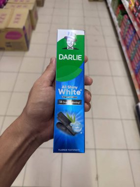 Klang, Malezya: 27 Mart 2025 - Darlie All Shiny White Kömür Temiz Diş macunu Paketi