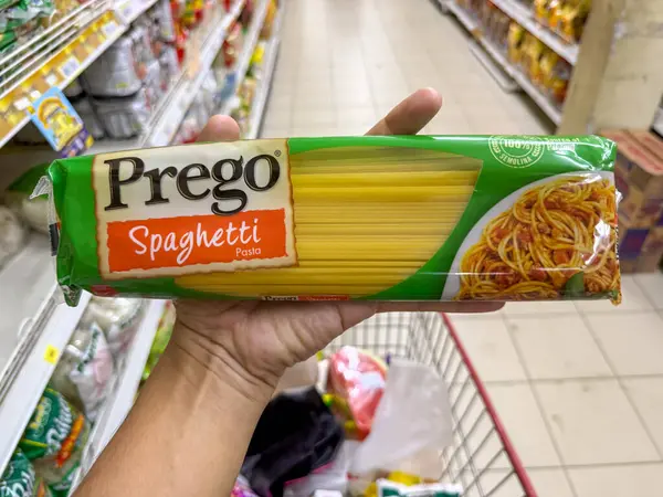 Klang, Malezya: 27 Mart 2025 - Markette Bir Paket Prego Spagettiyi Elle Tutmak