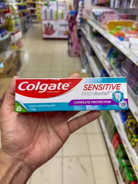 Klang, Malezya: 27 Mart 2025 - Colgate Hassas Dişmacunu Süpermarkette Elde Tutuldu