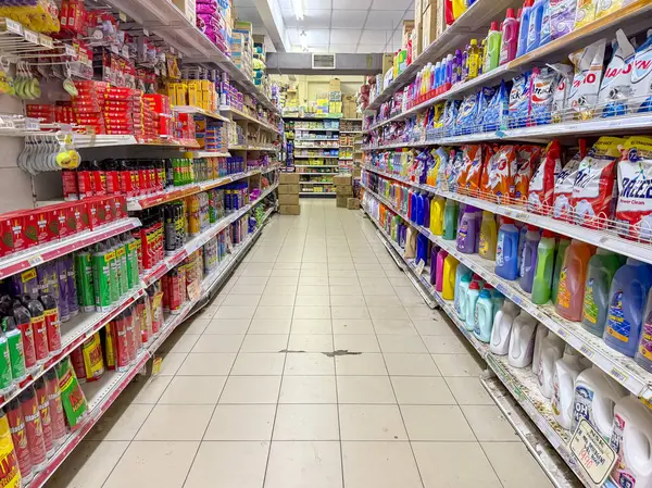 Klang, Malezya: 27 Mart 2025 - Çeşitli Ürünlerle Dolu Uzun Market Koridoru