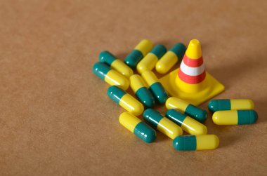 İlaç Uyarıları: Kapsüller ve Trafik Konisi Sağlık Risklerini Sembolize Ediyor