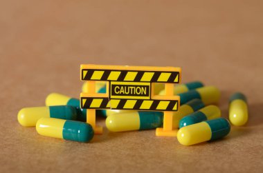 Sağlık Uyarısı: Oyuncak İşaretli Sarı ve Yeşil Kapsüller