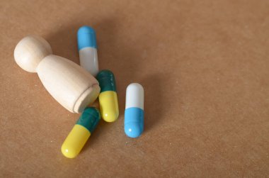 Tıbbi Konsept: Tahta Şekil ve Çeşitli Kapsüller İlaç Etkileri ve Sağlık Etkileri