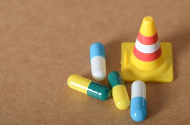 Renkli Kapsüller ve Oyuncak Trafik Konisi: Tedavi ve Sağlık Tehlikeleri Hakkında Görsel Uyarı