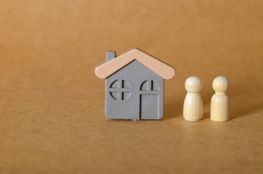 Minimalist Aile ve Ev Kavramı Küçük Ahşap Ev ve Peg Bebekleri