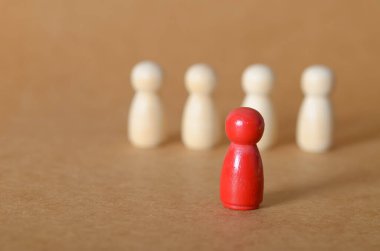 Yol Gösterici: Kitleler Arasında Cesur Kırmızı Bir Şekil