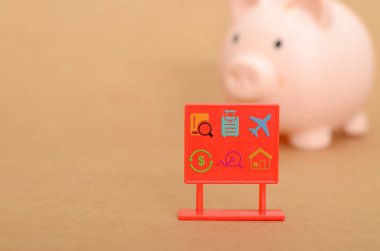 Arka plan Tasarruf ve Bütçe Konseptinde Domuzcuk Bankasıyla Geleceği Planlama Çifti.