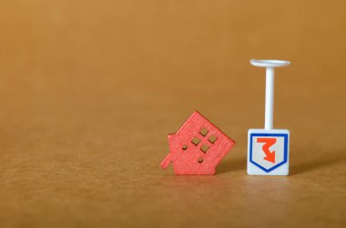 Ev Piyasasında Simgesel Çöküş, Ev Simgesi ve Kahverengi Arkaplan Üzerine Aşağı Okla
