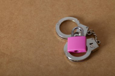 Pembe asma kilitle kilitlenmiş metal kelepçeler Ceza Adaleti ve Yasaklama