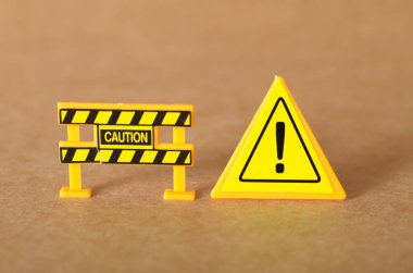 Canlı Ahşap Ev Şekilleri Gayri Menkul, Toplum ve Mülkiyet Yatırımını Sembolize Ediyor.