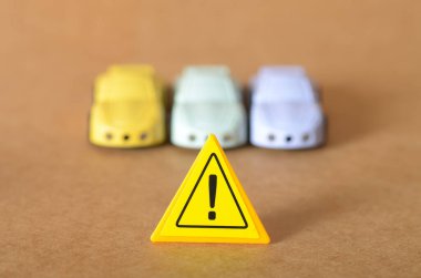 Canlı Ahşap Ev Şekilleri Gayri Menkul, Toplum ve Mülkiyet Yatırımını Sembolize Ediyor.