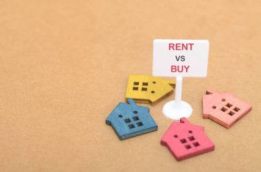 Emlak İkilemi Minyatür Evler ve 'Kira Satın Almaya Karşı' Tabelasıyla Sunuldu