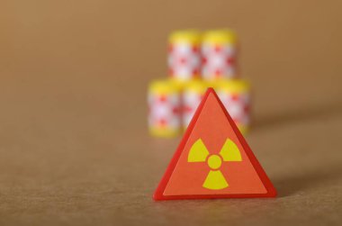 Bulanık Tehlike Konilerinin Önünde Sarı Ağaç folyosuyla Üçgen Radyasyon Uyarı İşareti