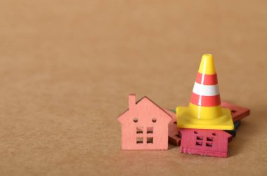 Konutlarda Bozukluk: Sarı Koni ve Şehir Tehlikelerini Temsil Eden Ahşap Evler